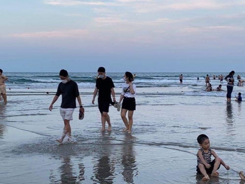 Thành phố Đà Nẵng cho phép hoạt động tắm biển trở lại từ sáng 10-7 